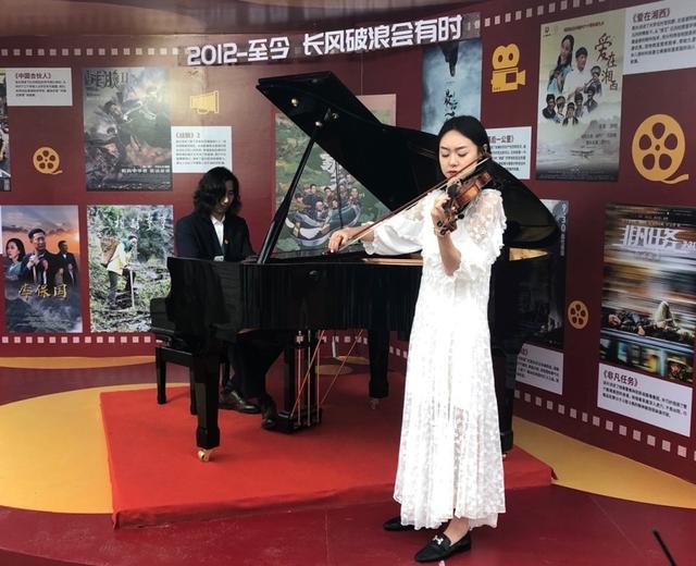 半岛新闻客户端 “光影里的旗帜”庆祝中国共产党成立100周年优秀影片展映暨海报展在西海岸新区启幕