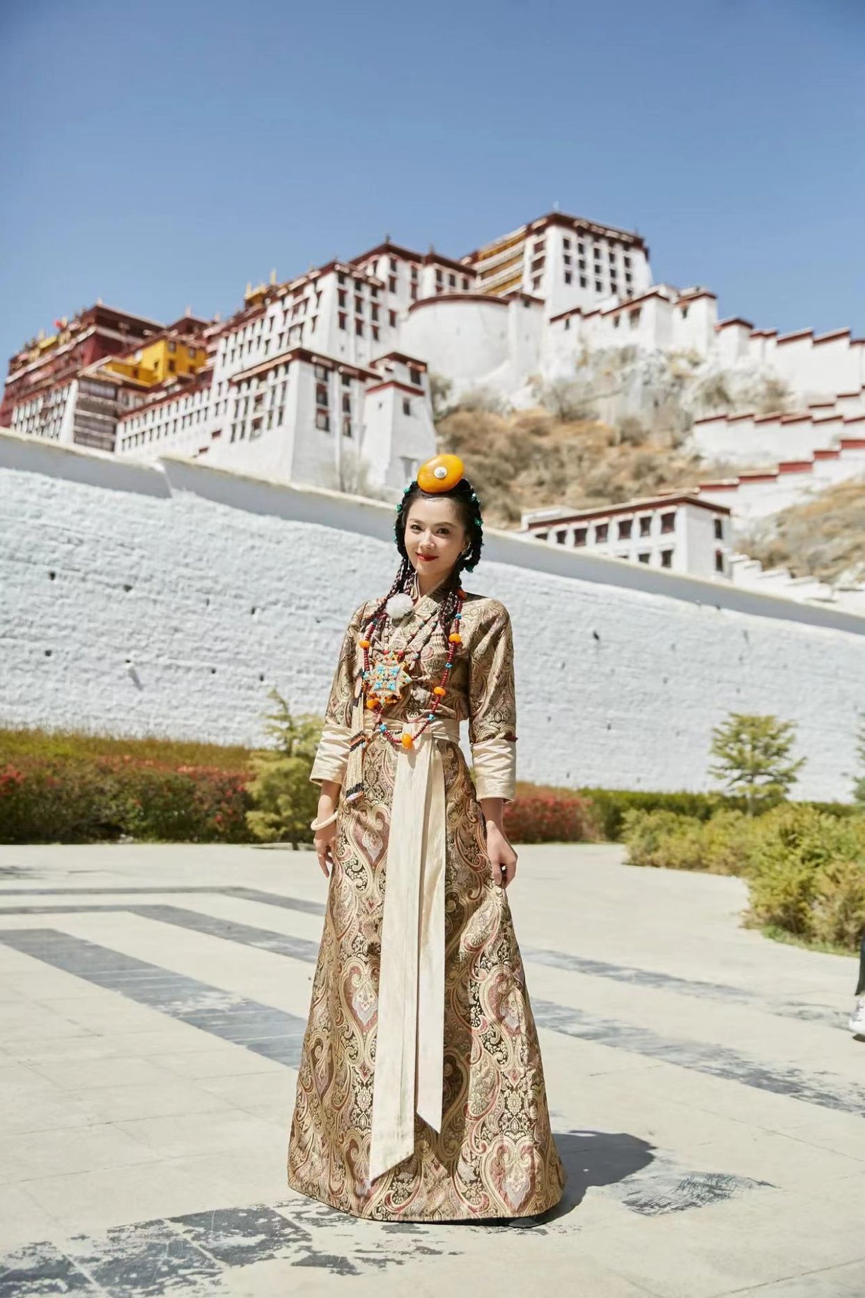 闲鱼有话说 刘涛美到了西藏，穿一身藏袍配脏辫有异域风情，意外有了公主气质