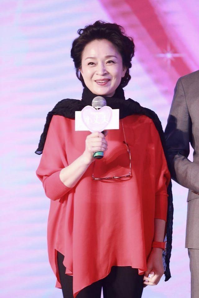 潮帮先生|63岁刘莉莉不玩老来俏，穿红色唐装老得优雅，不扮嫩气质更高级