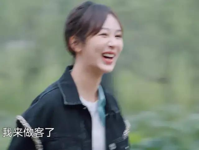 杨紫|《向往5》杨紫参观蘑菇屋，一句话撕开了导演争议言论的遮羞布
