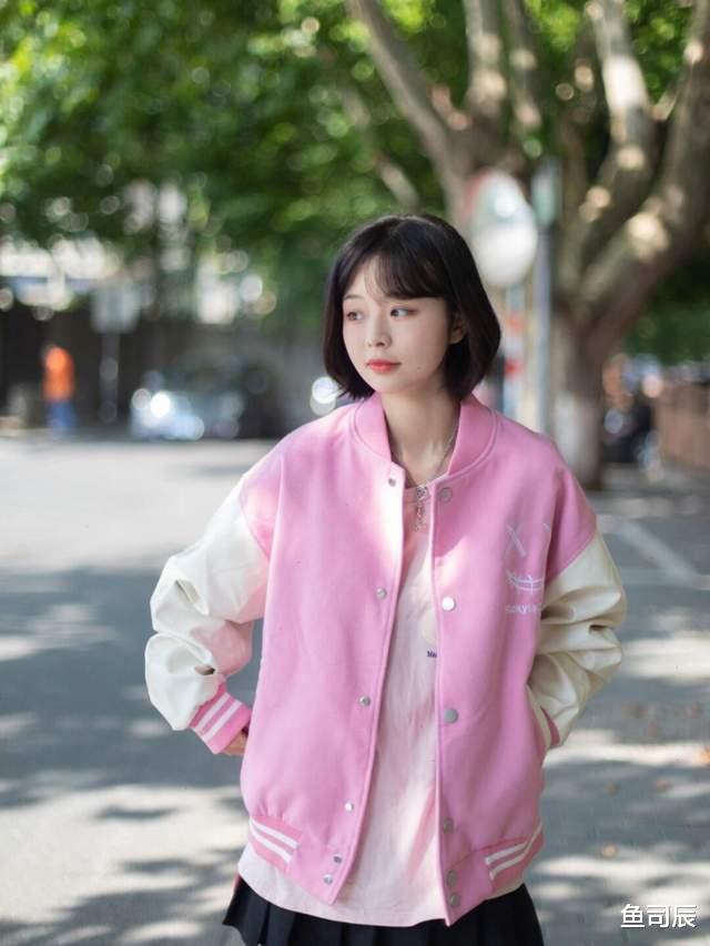 鱼司辰|还在上学的女生可以这样穿，白色卫衣搭配百褶裙，款式百搭又休闲