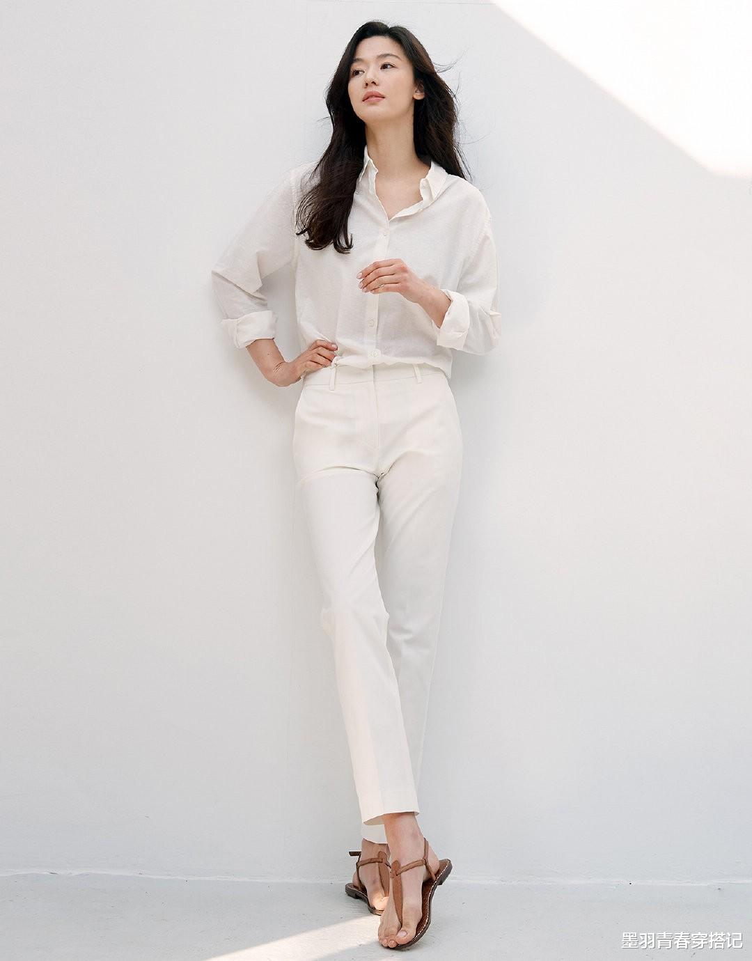 动感单车|全智贤真冻龄女神，一袭白裙配芭比粉口红，大方气质尽显女人味