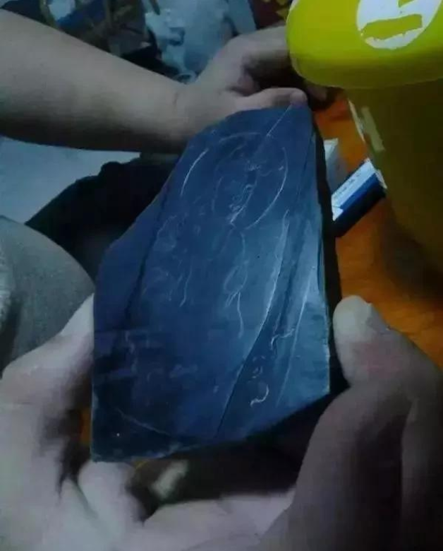 古钱币|捡大漏！1.8万淘来的翡翠原石，切出30块墨翠大牌，老板懵了