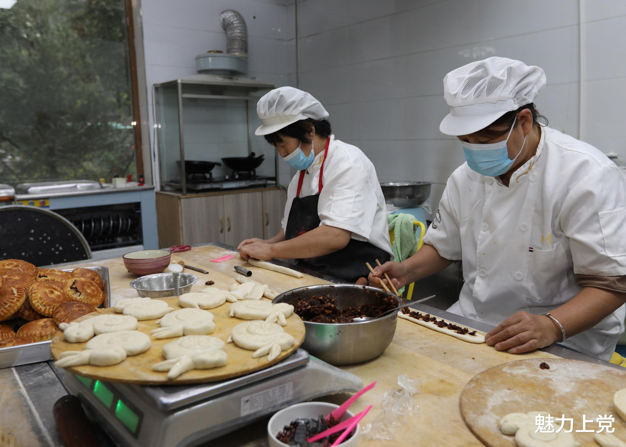 科学家 传统纯手工“玉兔望月”月饼上市了