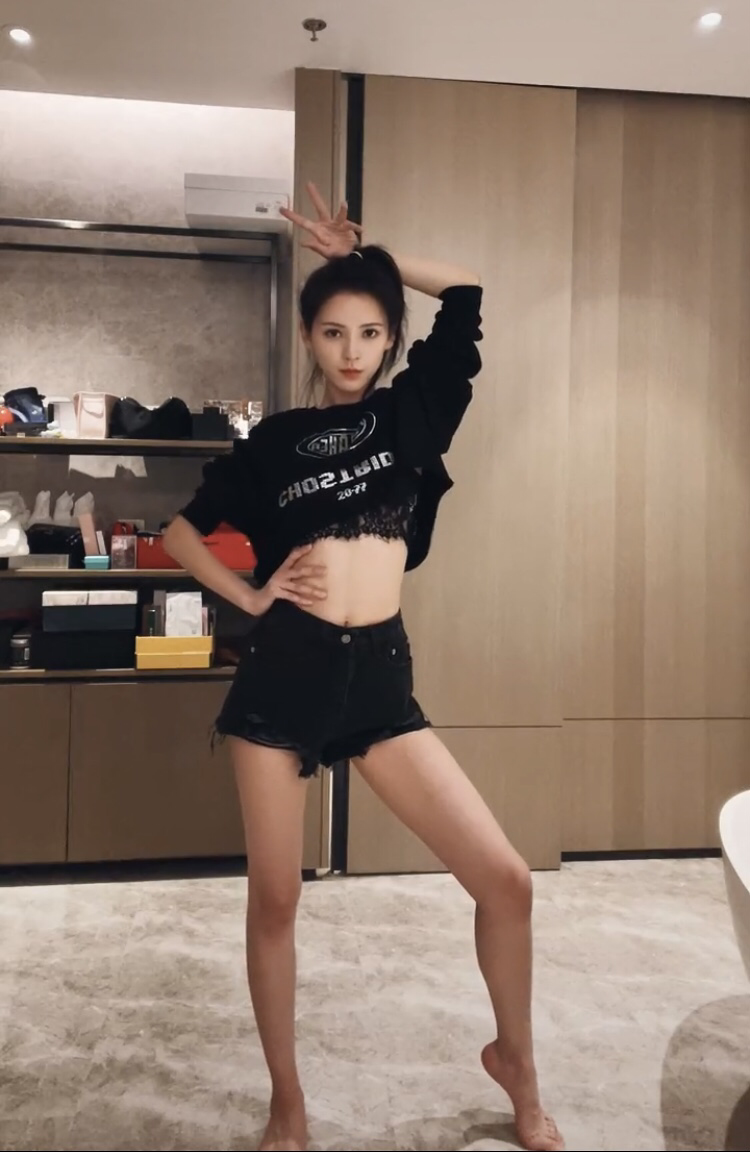 张予曦|王思聪前女友家中热舞，腰太细裤子拿皮筋勒住，家中大别墅像城堡