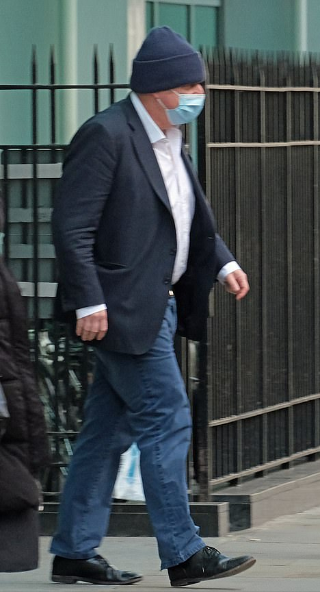 二胎|英国第一夫人生二胎女儿啦！红裙配黑大衣亮相，57岁鲍里斯再当爸