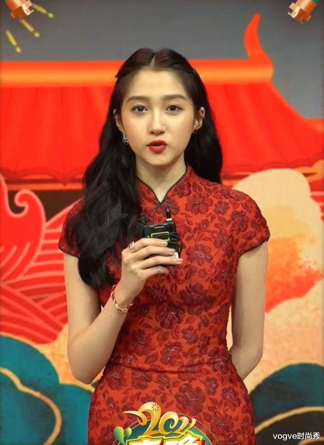 生图|央视春晚女星集体送祝福，关晓彤不PS也好看，周冬雨生图不敢认