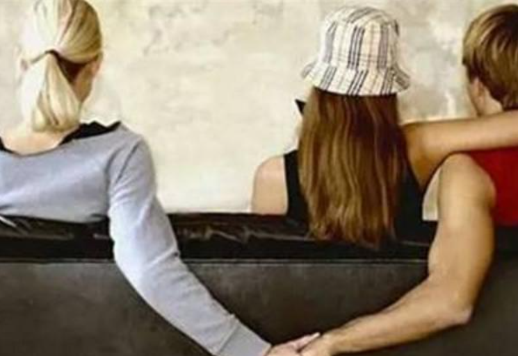 城市社评 妻子值夜班时接到丈夫打电话称自己和情人在公寓，拎起剪刀去捉奸