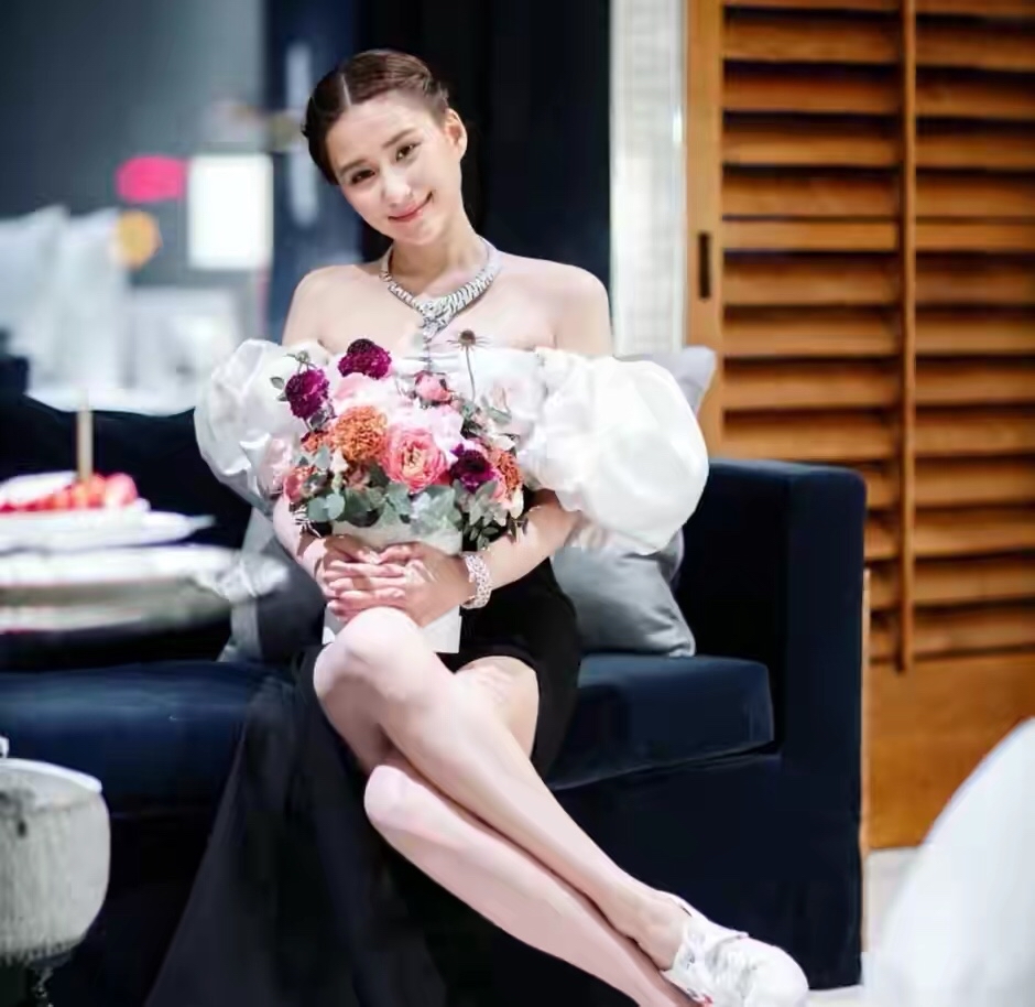 潮帮先生|何超莲终于换发型,剪短发配短裙俏皮又洋气,被窦骁当众亲脸好甜