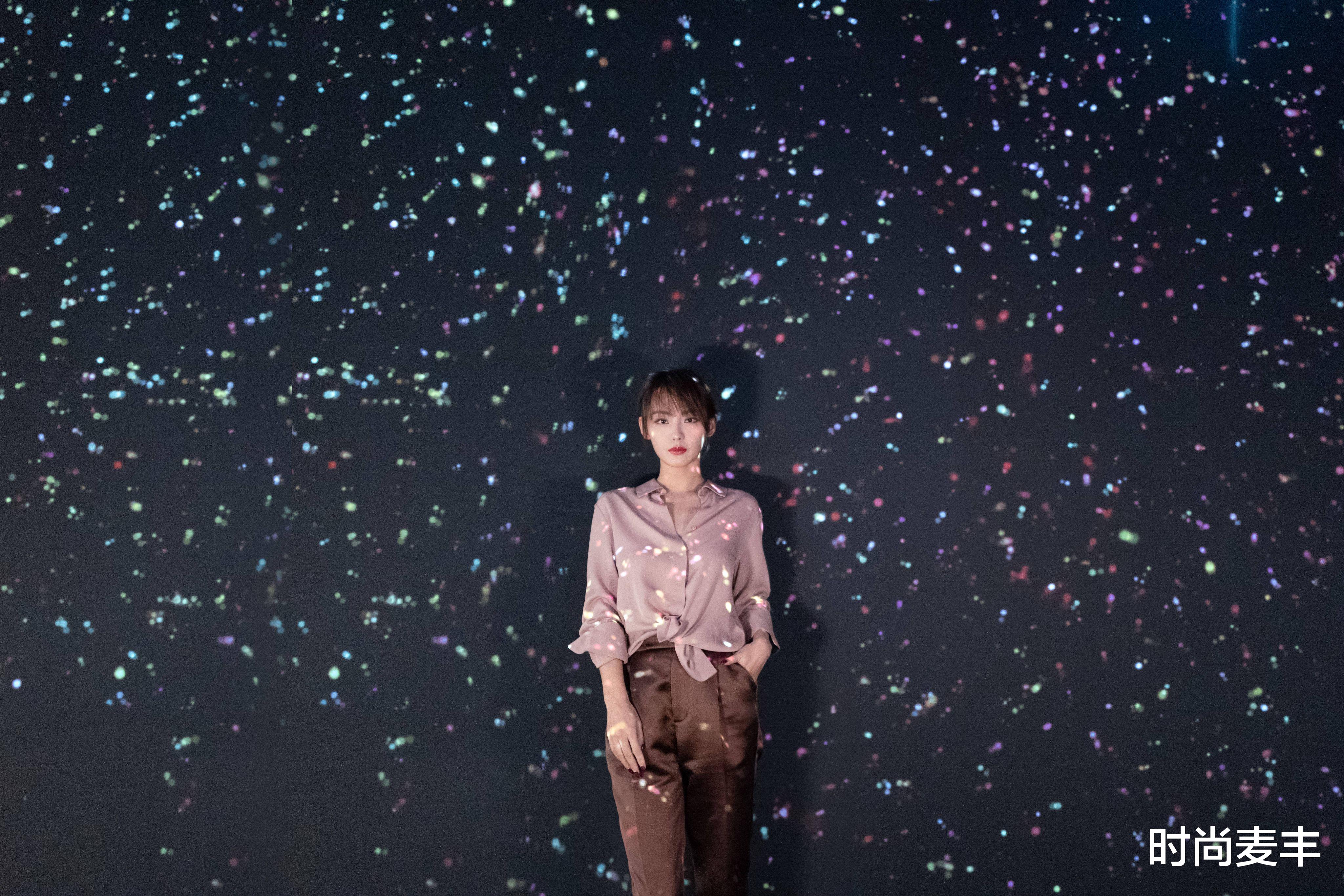 时尚麦丰|张嘉倪机场带针织帽生图，黄色外套配绿色帆布包，整个人糯糯的