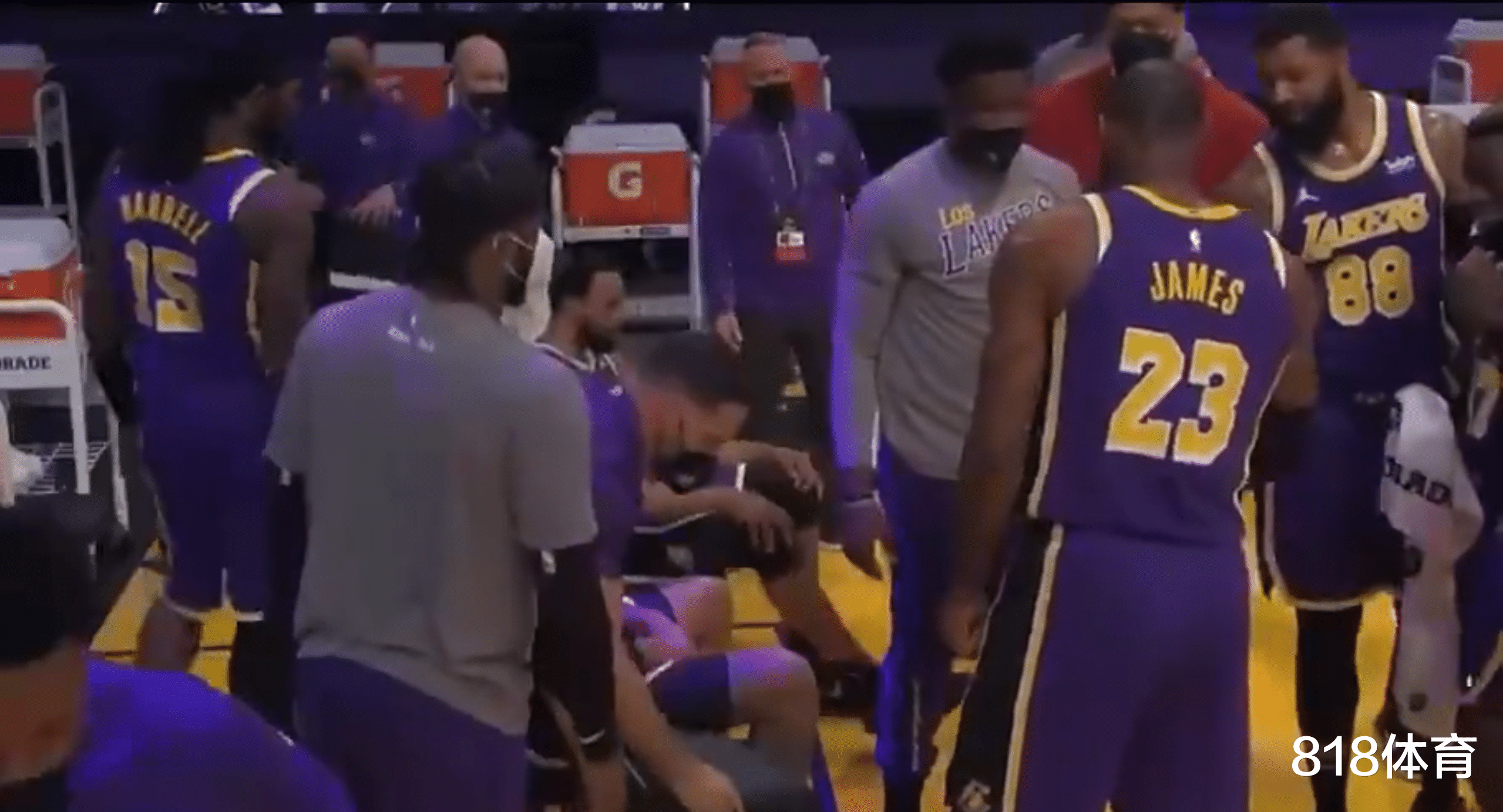 勒布朗·詹姆斯|大哥抽烟! 浓眉暂停给詹皇\卷烟\, 老詹抽一口递给大莫, 大莫接着抽