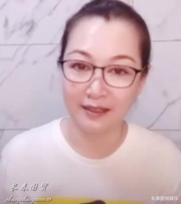 赵本山|赵本山56岁妻子近照曝光，素颜出镜端庄优雅气质佳
