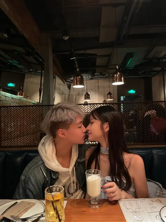 富二代|00后网红「改头换面」后，和17岁富二代「为爱生子」、疯狂炫富？