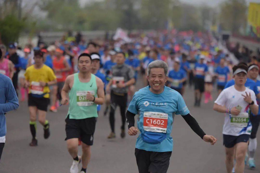 徐州|刚刚！徐州全马冠军强势诞生！带你直击现场！