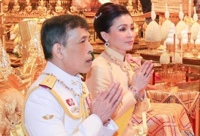 诗妮娜|泰王“帝后情深”宣读贺词，诗妮娜无缘亮相，西拉米尚未正式回归