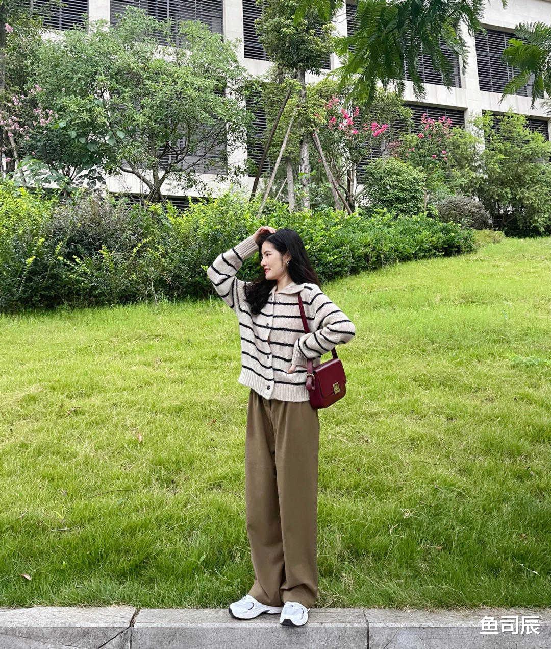 鱼司辰|话说，墨绿色西装搭配白色烟管裤真的美！今年流行这样穿，超好看