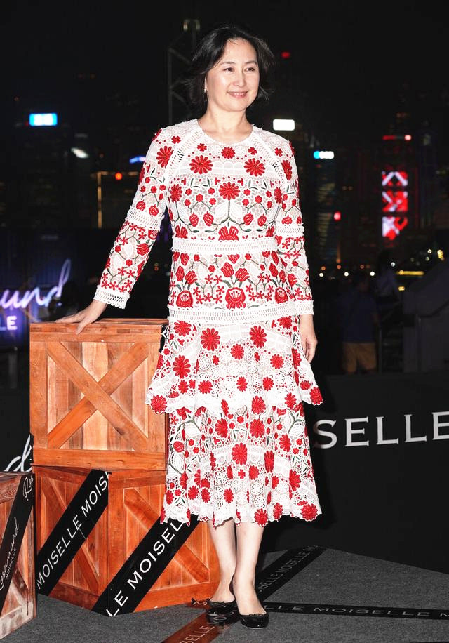 全球时尚号 “赌王千金”何超琼和小鲜肉同框，穿印花外套气色好，精气神十足