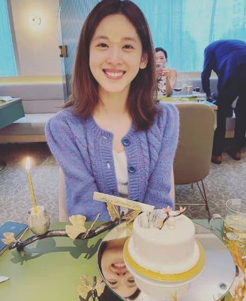 章泽天|章泽天带女儿外出逛街！5岁女儿扎蝴蝶结，头发浓密身高出众