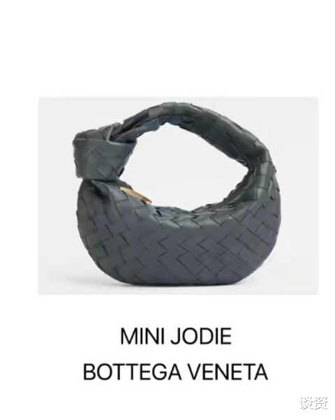 王菲|52岁王菲久违现身，大衣搭配万元包，4名助理同行气场足