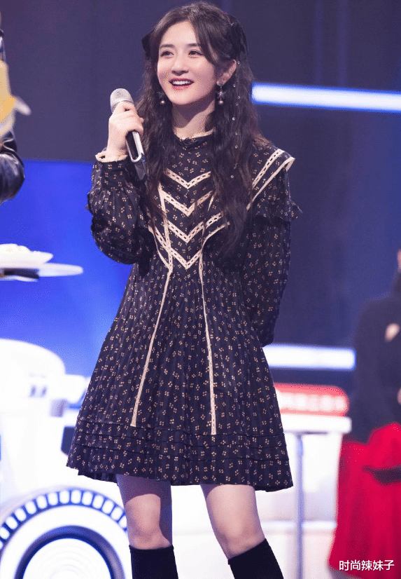 谢娜|谢娜孕肚照公开,宽松打扮遮不住微隆腹部,双手捂脸超可爱