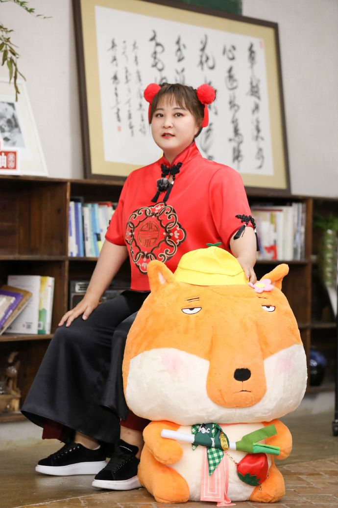 猫姐穿搭经 贾玲的体重总算“刹车”了，修身版唐装也敢穿出来，成胖女孩榜样