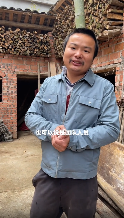 |牛爱芳夫妇公开幕后团队，称员工都是家人，环境简陋被疑临时拼凑