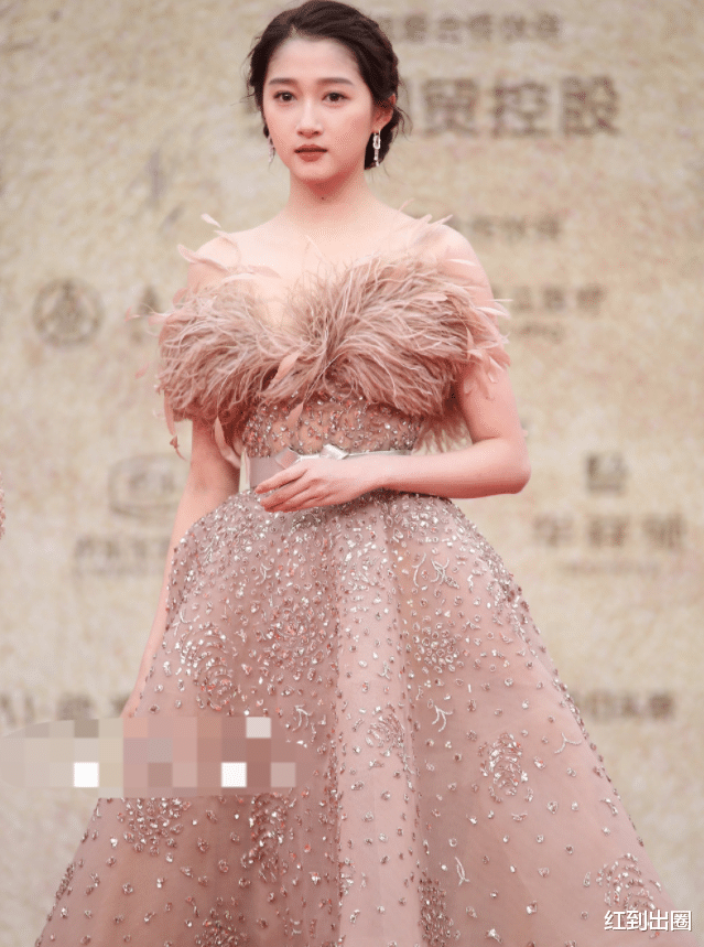 关晓彤|关晓彤减肥成功瘦出“天鹅颈”，锁骨突出直角肩明显，由俩助理提裙进场