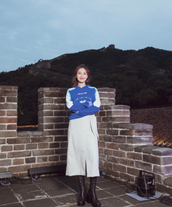 郭德纲|高圆圆与朱广权同框直播，穿白色长裙笑容温婉，五官精致气质优雅