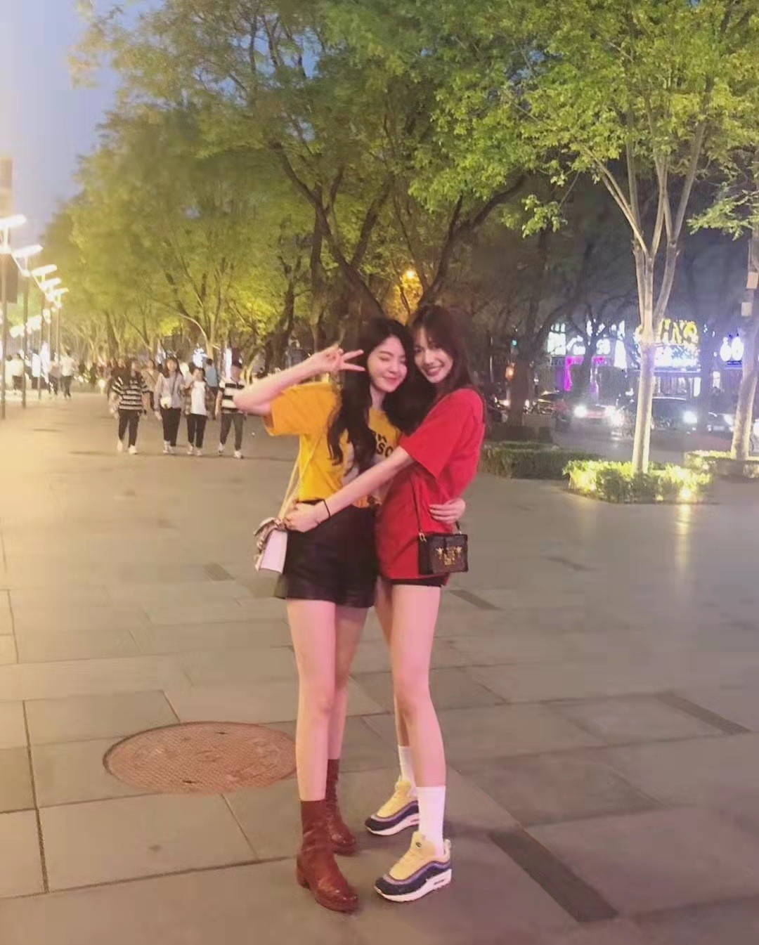 时尚风行派 华谊千金王文也首上综艺太高调！才23岁就当导演，穿黑T比明星美