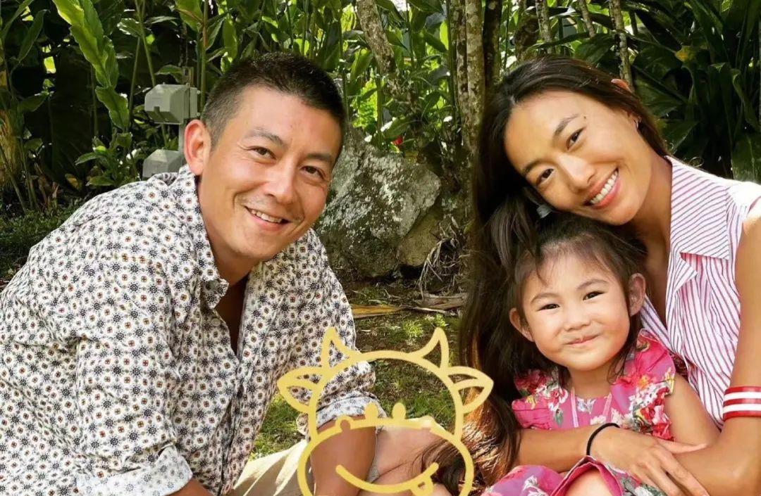 街拍|亚洲十大男神近况，郭富城一家四口甜蜜过节、周润发餐馆独自吃饭