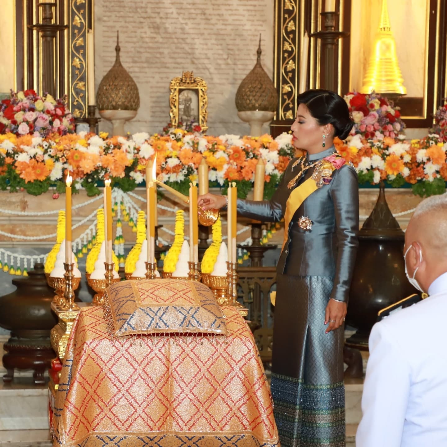 苏提达|泰王连续两天撇下贵妃！苏提达单独陪伴，穿紫裙亮相站得像木头人