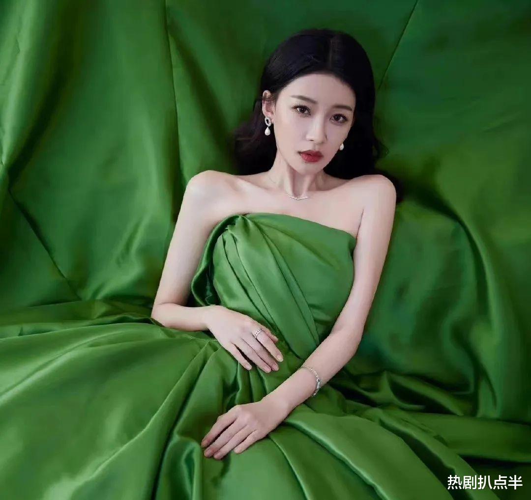 宋祖儿|女星对直角肩好执着！鞠婧祎用力到发抖，赵露思秒变直角肩