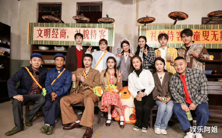 杨洋|青环汇演路透曝光！关晓彤烫发造型好复古，杨洋歪头比V显呆萌