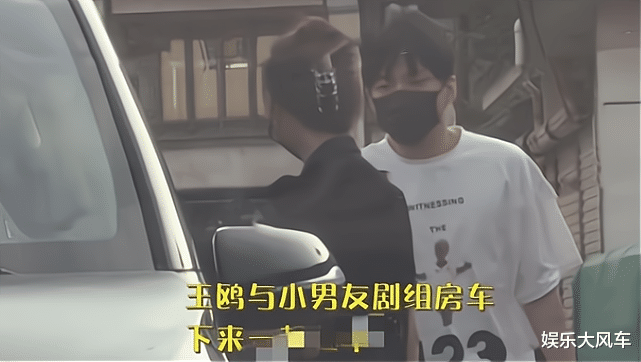 王鸥|王鸥带何久华参加妹妹婚礼，两人同坐主桌，小腹发福疑似好事将临