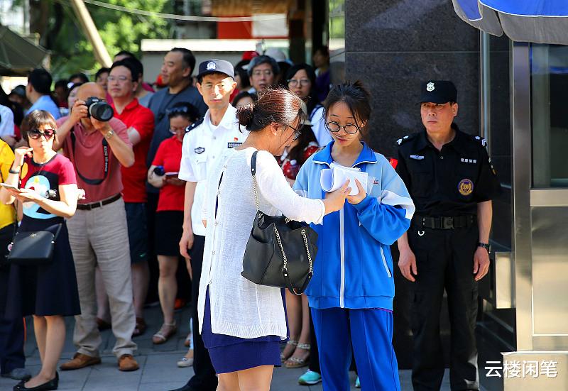 云楼闲笔 初二女生凌晨3点完成作业喜极而泣，奋进的生活从来都不容易