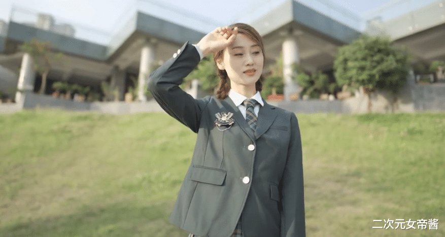 二次元|45岁妈妈爱上二次元，跳宅舞引万人关注，穿JK制服陪儿子看漫展