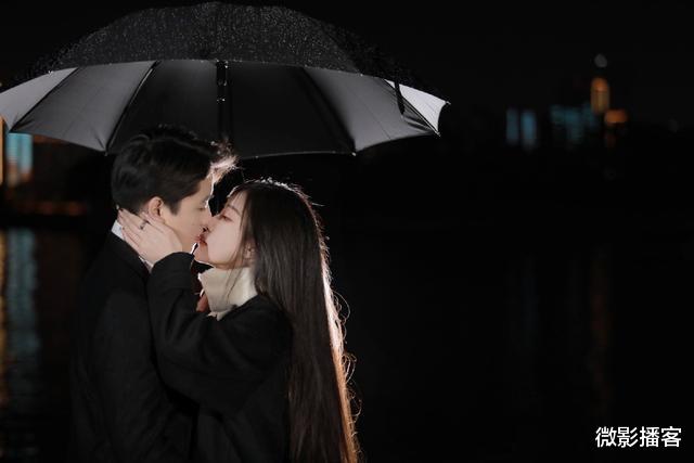 吕珊|《机智的恋爱》乌兰分享和女友的亲密合照，女孩很漂亮，心疼吕珊