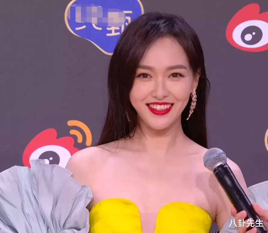 黄晓明|微博之夜女星斗艳：热巴精致如洋娃娃，江疏影穿着最大胆