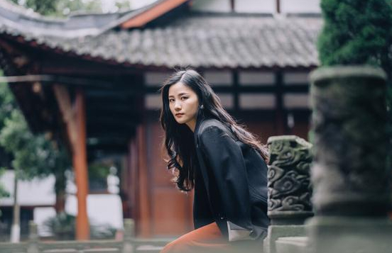 我是猴三|女老板坐火车被坏人欺负，农村小伙挺身而出，结果两人成了夫妻