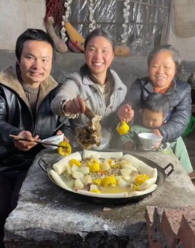 带货|牛爱芳的小春花：憨厚形象是假的？旧视频剧本被扒，网友坐不住了