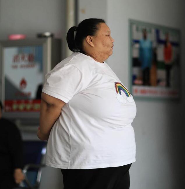 女孩|23岁女孩重达400斤,连亲妈也嫌弃,2年后惊艳亮相