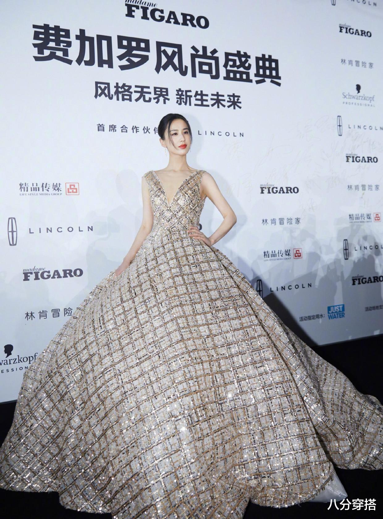 八分穿搭|黄圣依不愧是“贵妇”，穿一字肩修身礼服高贵精致，气质都升华了