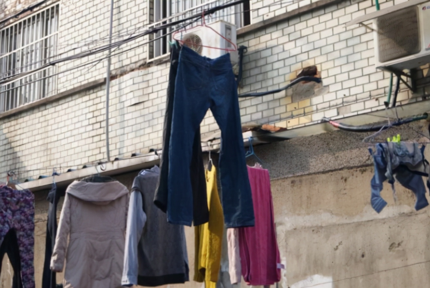 建议:天黑前,要把衣服收进屋!并不是迷信,有科学根据