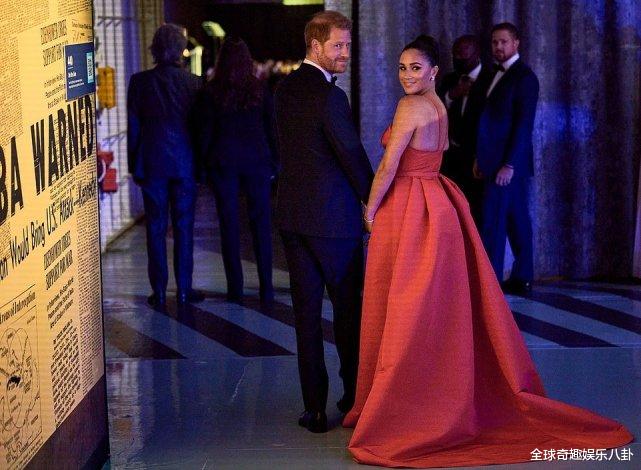 哈里王子|凯特输了！哈里王子、梅根出席晚宴，红色礼服大露胸背惊艳全场