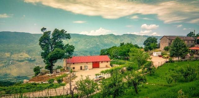 家有小甜椒儿|只有两个学生的村小,真的有存在的必要吗?村小是穷孩子家的光亮