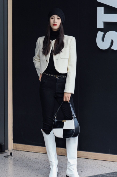 何有强 入冬之后可以穿，黑色高领毛衣搭配牛仔裤，穿出大长腿和小蛮腰