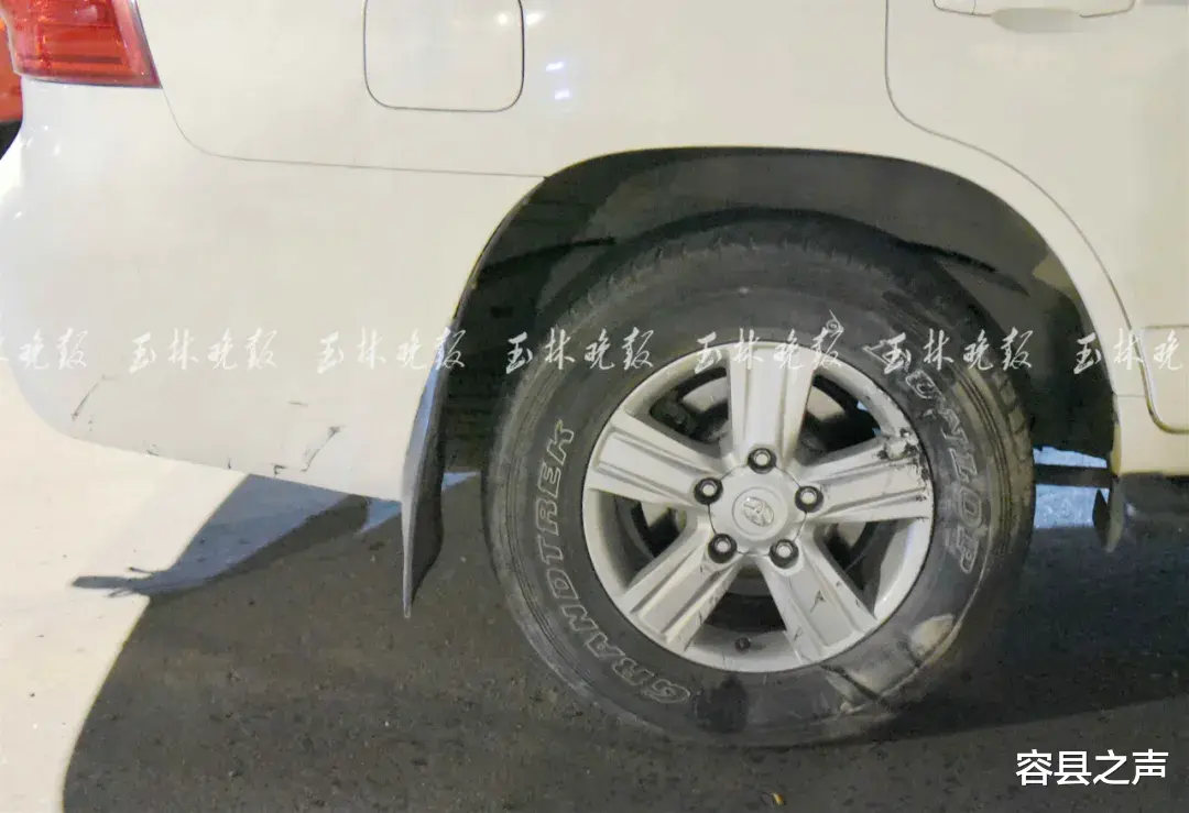 容县之声 广西一改装电车撞SUV，两小伙倒地头破血流