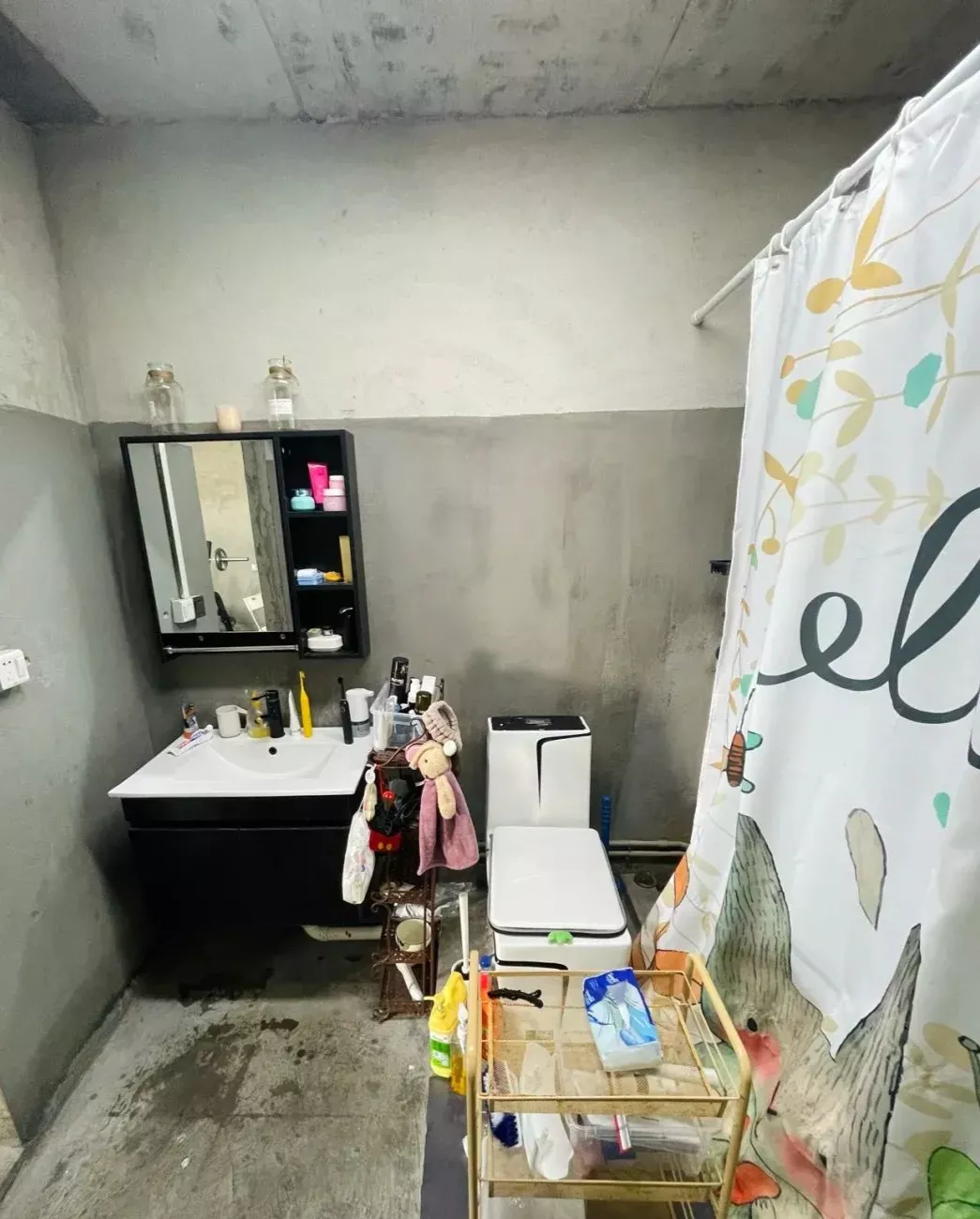 没钱装修，90后情侣直接入住170平毛坯房，生活却被无数人羡慕