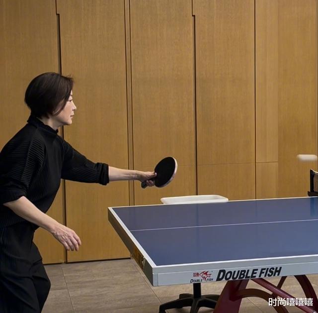 林青霞|66岁林青霞携友登山，黑衣配短发优雅依旧，老年人不扮嫩也好美