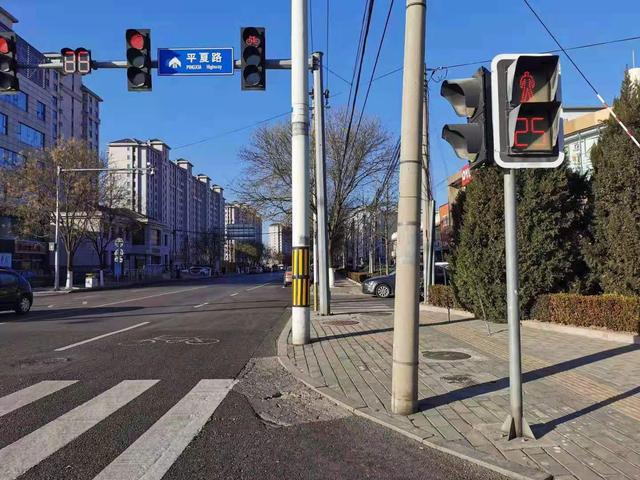 北京日报客户端 信号灯“复明”禁停牌设“附标”盲道有了“守护桩”，这儿的交通环境悄悄变了